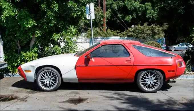 Beispiel: roter Sportwagen – Motorschaden