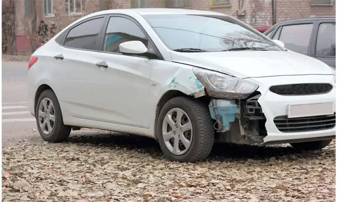 Weiße Limousine mit Motorschaden in Ennepetal